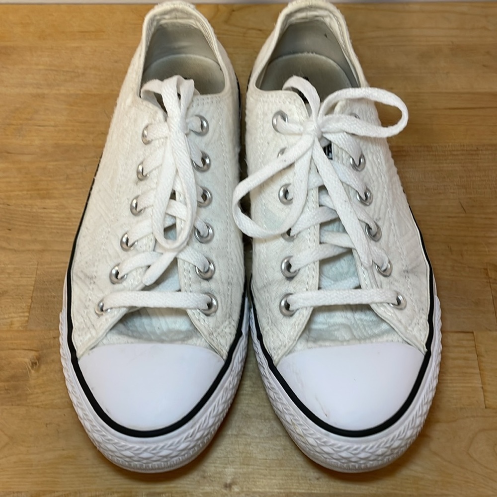 Converse All Star white textured/patterned lace up sneakers women’s size 8.5